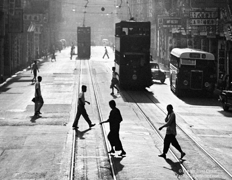 Quando Fan Ho era adolescente, ele pegava emprestado a câmera de seu pai e saia pelas ruas de Hong Kong documentando tudo que ele via. Foi assim que ele começou a produzir seu portfólio de fotografia de rua.