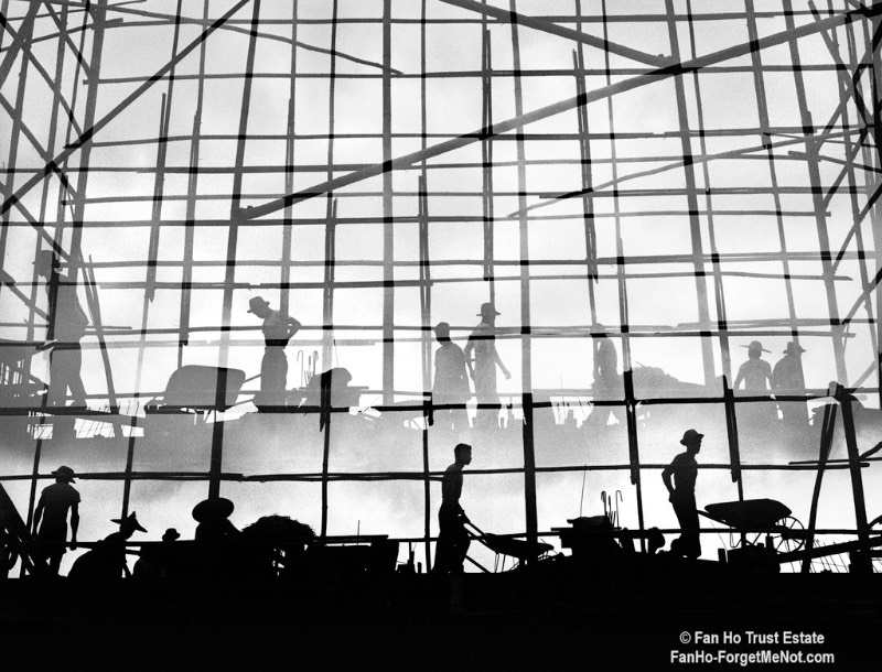 Quando Fan Ho era adolescente, ele pegava emprestado a câmera de seu pai e saia pelas ruas de Hong Kong documentando tudo que ele via. Foi assim que ele começou a produzir seu portfólio de fotografia de rua.