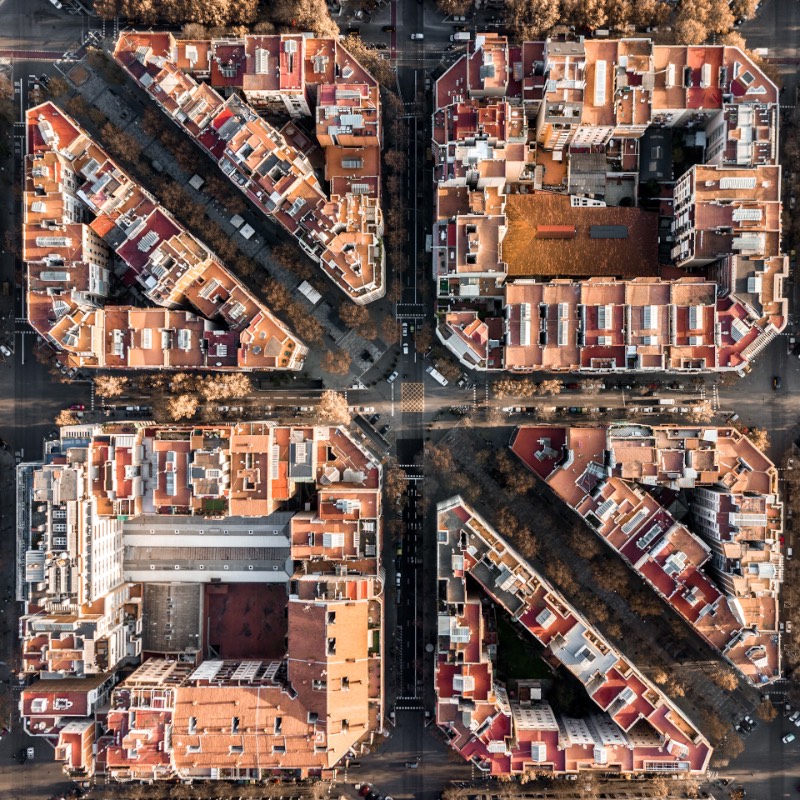 Quando me deparei com as fotografias que Márton Mogyorósy tirou de Barcelona, eu sabia que precisava publicar esse material por aqui. Tudo isso porque essa série de fotos da capital da Catalunha capturam as belezas arquitetônicas da cidade de um jeito especial, diferente. 