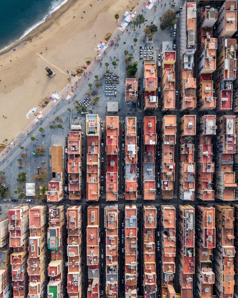 Quando me deparei com as fotografias que Márton Mogyorósy tirou de Barcelona, eu sabia que precisava publicar esse material por aqui. Tudo isso porque essa série de fotos da capital da Catalunha capturam as belezas arquitetônicas da cidade de um jeito especial, diferente. 