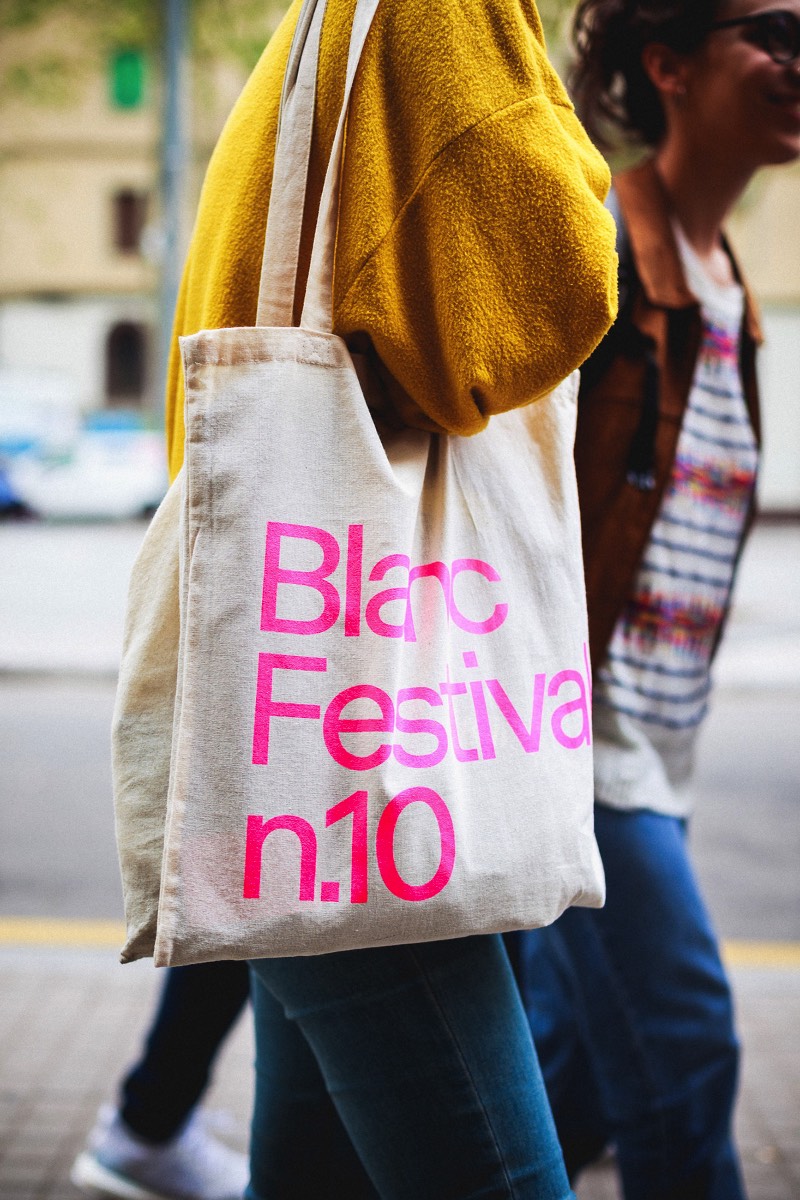 Blanc Festival é um dos eventos de design gráfico mais importantes da Espanha e anda acontecendo anualmente desde 2009. E o sucesso do evento é o resultado de uma combinação de familiaridade com a presença de designers mais do que fenomenais e suas apresentações. Foi assim que o evento se tornou algo essencial para todos criativos na Catalunha e na Espanha.