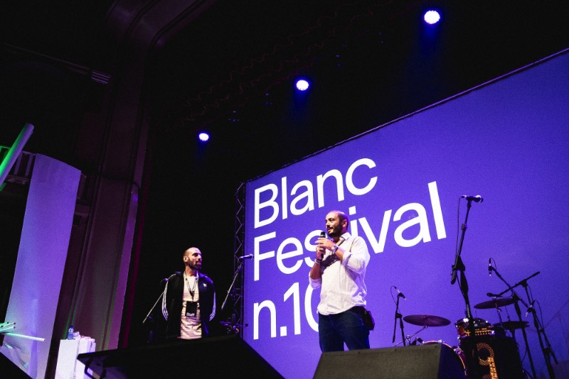 Blanc Festival é um dos eventos de design gráfico mais importantes da Espanha e anda acontecendo anualmente desde 2009. E o sucesso do evento é o resultado de uma combinação de familiaridade com a presença de designers mais do que fenomenais e suas apresentações. Foi assim que o evento se tornou algo essencial para todos criativos na Catalunha e na Espanha.