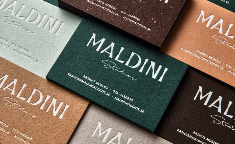 Para criar a identidade visual do Maldini Studios, um estúdio de design de interiores e oficina de carpintaria, o designer Jens Nilsson criou algo fora do comum e que capturou minha atenção no primeiro momento que me deparei com as imagens logo abaixo. A identidade visual tem um grande foco nas texturas e nos materiais e ainda vieram com um uma tipografia custom que deixou tudo ainda mais especial.