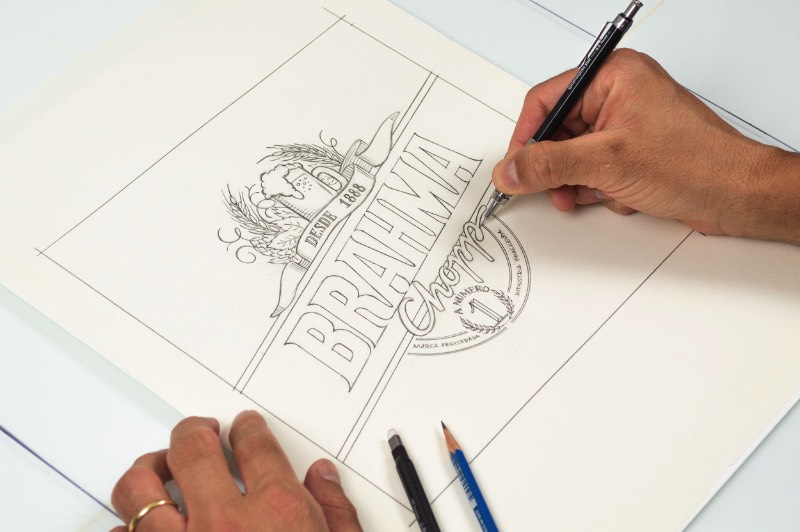 Em 2016, Jackson Alves trabalhou em um projeto de lettering e de design de embalagens para a cerveja Brahma. A ideia era a de criar uma nova embalagem para a cerveja, uma embalagem que misturasse um estilo de lettering e caligrafia único mas… Parece que o projeto não deu certo e acabou sendo arquivado.