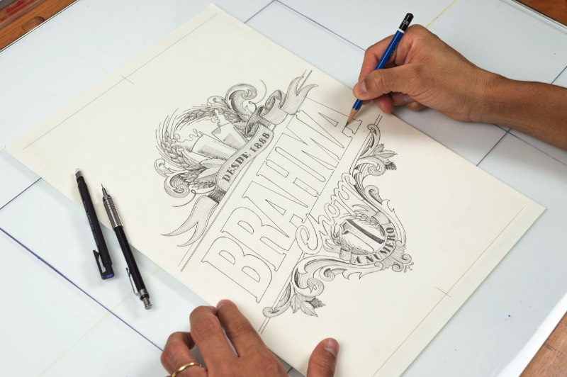 Em 2016, Jackson Alves trabalhou em um projeto de lettering e de design de embalagens para a cerveja Brahma. A ideia era a de criar uma nova embalagem para a cerveja, uma embalagem que misturasse um estilo de lettering e caligrafia único mas… Parece que o projeto não deu certo e acabou sendo arquivado.