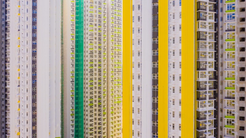 Hong Kong é uma das áreas mais densamente povoadas do mundo. Com uma densidade total de cerca de 6.300 pessoas por quilômetro quadrado e por isso mesmo, os blocos de apartamento de lá são insanos. Torres coloridas que parecem chegar aos céus. Foi isso que Toby Harriman resolveu fotografar durante sua breve estadia em Hong Kong. 