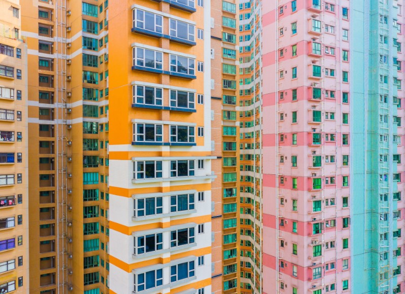 Hong Kong é uma das áreas mais densamente povoadas do mundo. Com uma densidade total de cerca de 6.300 pessoas por quilômetro quadrado e por isso mesmo, os blocos de apartamento de lá são insanos. Torres coloridas que parecem chegar aos céus. Foi isso que Toby Harriman resolveu fotografar durante sua breve estadia em Hong Kong. 