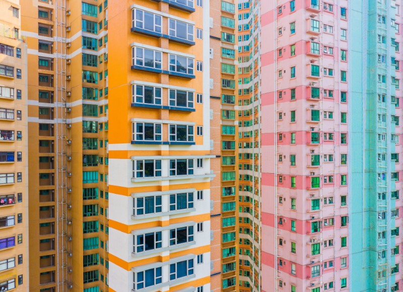 Hong Kong é uma das áreas mais densamente povoadas do mundo. Com uma densidade total de cerca de 6.300 pessoas por quilômetro quadrado e por isso mesmo, os blocos de apartamento de lá são insanos. Torres coloridas que parecem chegar aos céus. Foi isso que Toby Harriman resolveu fotografar durante sua breve estadia em Hong Kong. 