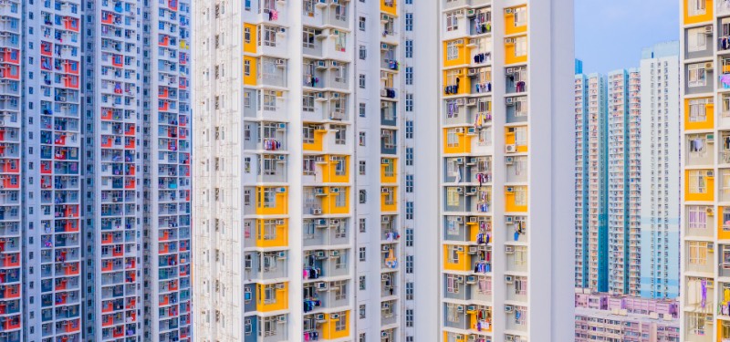 Hong Kong é uma das áreas mais densamente povoadas do mundo. Com uma densidade total de cerca de 6.300 pessoas por quilômetro quadrado e por isso mesmo, os blocos de apartamento de lá são insanos. Torres coloridas que parecem chegar aos céus. Foi isso que Toby Harriman resolveu fotografar durante sua breve estadia em Hong Kong.