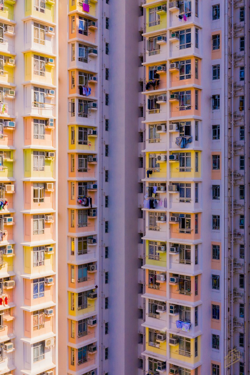 Hong Kong é uma das áreas mais densamente povoadas do mundo. Com uma densidade total de cerca de 6.300 pessoas por quilômetro quadrado e por isso mesmo, os blocos de apartamento de lá são insanos. Torres coloridas que parecem chegar aos céus. Foi isso que Toby Harriman resolveu fotografar durante sua breve estadia em Hong Kong. 