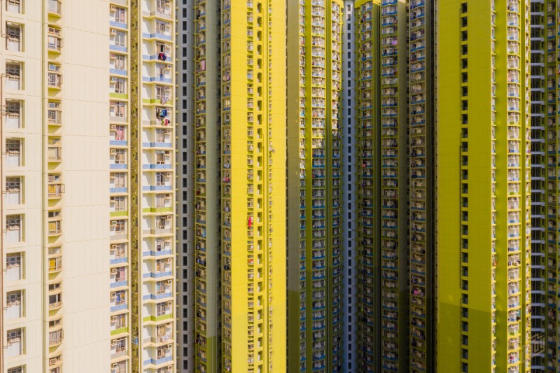 Hong Kong é uma das áreas mais densamente povoadas do mundo. Com uma densidade total de cerca de 6.300 pessoas por quilômetro quadrado e por isso mesmo, os blocos de apartamento de lá são insanos. Torres coloridas que parecem chegar aos céus. Foi isso que Toby Harriman resolveu fotografar durante sua breve estadia em Hong Kong. 