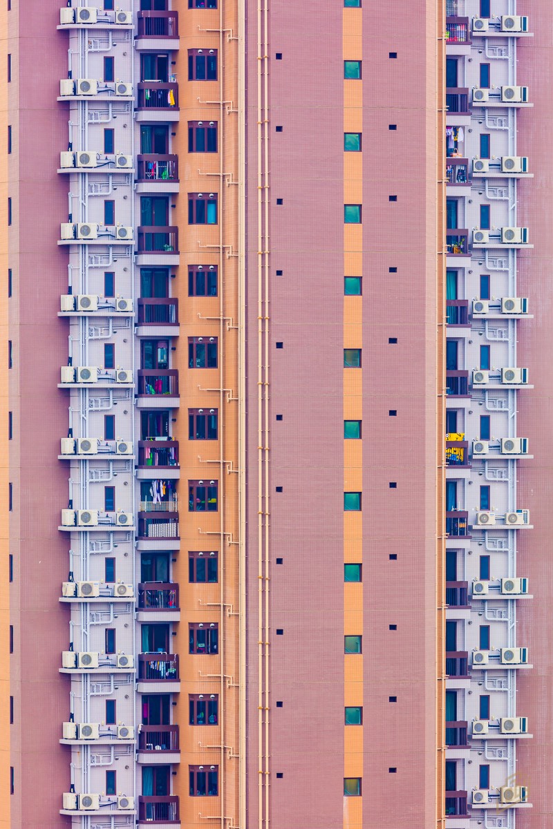 Hong Kong é uma das áreas mais densamente povoadas do mundo. Com uma densidade total de cerca de 6.300 pessoas por quilômetro quadrado e por isso mesmo, os blocos de apartamento de lá são insanos. Torres coloridas que parecem chegar aos céus. Foi isso que Toby Harriman resolveu fotografar durante sua breve estadia em Hong Kong. 