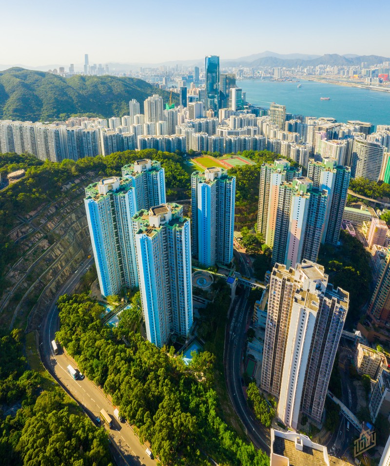 Hong Kong é uma das áreas mais densamente povoadas do mundo. Com uma densidade total de cerca de 6.300 pessoas por quilômetro quadrado e por isso mesmo, os blocos de apartamento de lá são insanos. Torres coloridas que parecem chegar aos céus. Foi isso que Toby Harriman resolveu fotografar durante sua breve estadia em Hong Kong. 