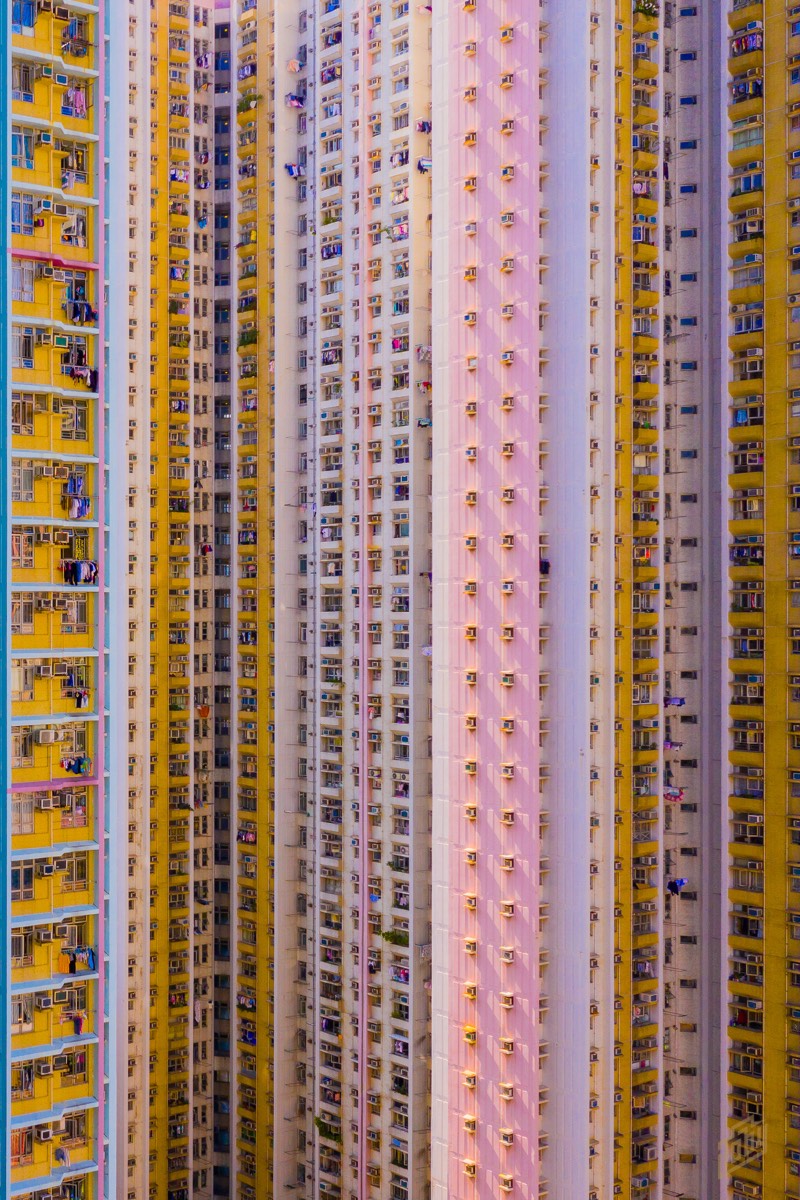 Hong Kong é uma das áreas mais densamente povoadas do mundo. Com uma densidade total de cerca de 6.300 pessoas por quilômetro quadrado e por isso mesmo, os blocos de apartamento de lá são insanos. Torres coloridas que parecem chegar aos céus. Foi isso que Toby Harriman resolveu fotografar durante sua breve estadia em Hong Kong. 