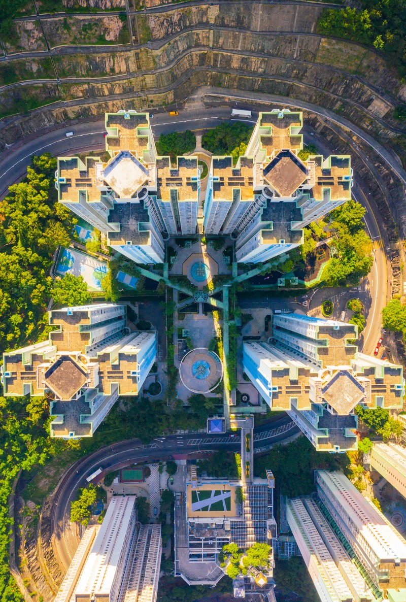 Hong Kong é uma das áreas mais densamente povoadas do mundo. Com uma densidade total de cerca de 6.300 pessoas por quilômetro quadrado e por isso mesmo, os blocos de apartamento de lá são insanos. Torres coloridas que parecem chegar aos céus. Foi isso que Toby Harriman resolveu fotografar durante sua breve estadia em Hong Kong. 