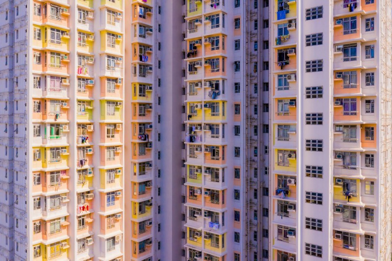 Hong Kong é uma das áreas mais densamente povoadas do mundo. Com uma densidade total de cerca de 6.300 pessoas por quilômetro quadrado e por isso mesmo, os blocos de apartamento de lá são insanos. Torres coloridas que parecem chegar aos céus. Foi isso que Toby Harriman resolveu fotografar durante sua breve estadia em Hong Kong. 