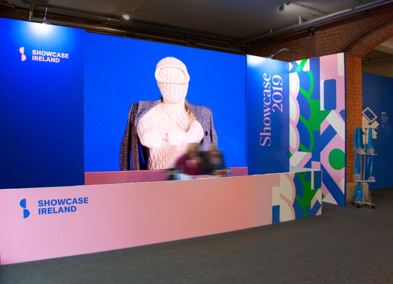 Existe um tipo de suéter conhecido como Aran que recebe seu nome de uma série de ilhas na Costa da Irlanda. Esse é um dos objetos mais icônicos da Irlanda e acabou se tornando o centro de todo design do Showcase 2019, o maior evento de design e artesanato da Irlanda.
