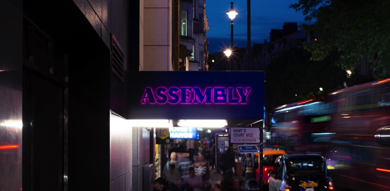 Tecnicamente falando, todos os hotéis do mundo querem que seus hóspedes passem seu tempo dentro de seus quartos. Mas, o que acontece quando seu hotel está no centro de uma das cidades mais interessantes do mundo? Esse é o ponto de vista do Hotel Assembly em Londres e esse artigo é sobre como a identidade visual do hotel foi criada pelo pessoal da Ragged Edge pensando nesse problema.