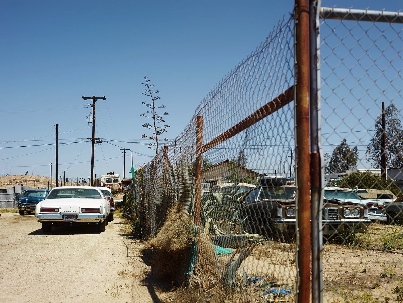 Entre 2017 e 2017, o fotógrafo Josef Hoflehner documentou o mundo que existe fora das grandes cidades americanas em Roadside America. Aquela zona periférica, antes da cidade acabar, é aqui que o fotógrafo encontra carros abandonados, caminhos cobertos de neve e placas que apontam para lugar algum.