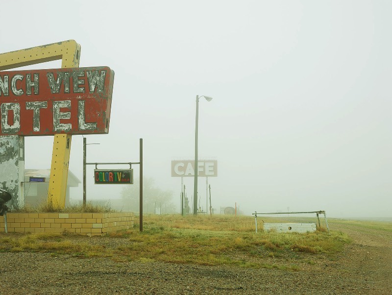 Entre 2017 e 2017, o fotógrafo Josef Hoflehner documentou o mundo que existe fora das grandes cidades americanas em Roadside America. Aquela zona periférica, antes da cidade acabar, é aqui que o fotógrafo encontra carros abandonados, caminhos cobertos de neve e placas que apontam para lugar algum.