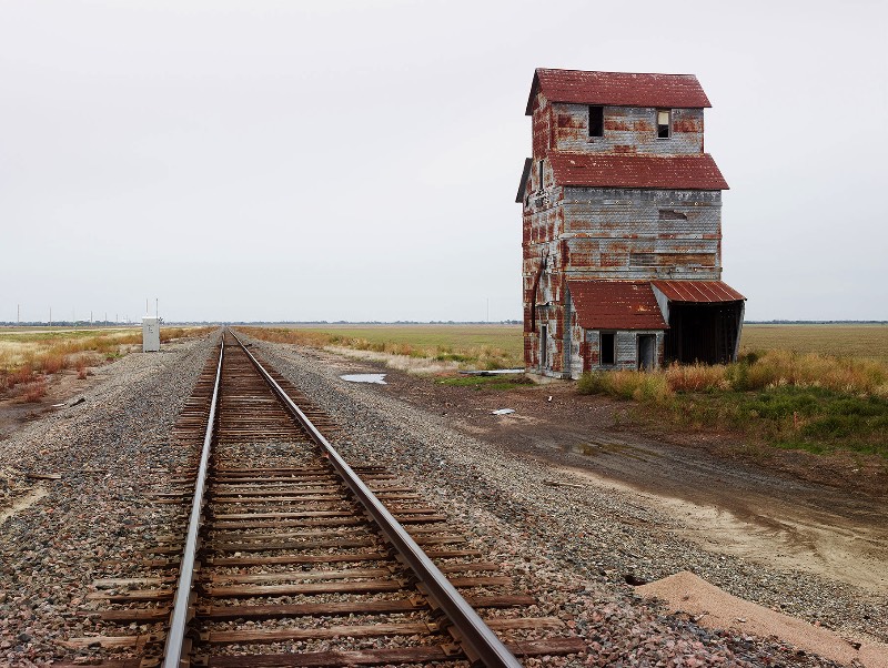 Entre 2017 e 2017, o fotógrafo Josef Hoflehner documentou o mundo que existe fora das grandes cidades americanas em Roadside America. Aquela zona periférica, antes da cidade acabar, é aqui que o fotógrafo encontra carros abandonados, caminhos cobertos de neve e placas que apontam para lugar algum.
