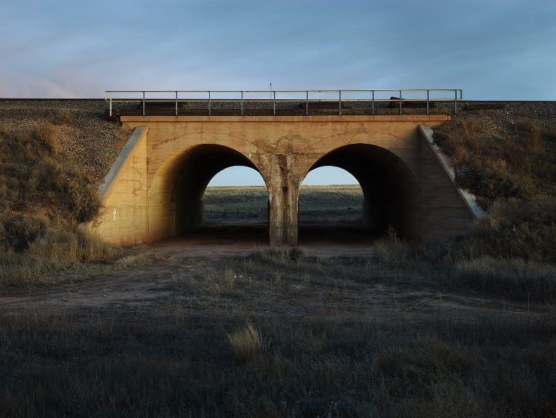 Entre 2017 e 2017, o fotógrafo Josef Hoflehner documentou o mundo que existe fora das grandes cidades americanas em Roadside America. Aquela zona periférica, antes da cidade acabar, é aqui que o fotógrafo encontra carros abandonados, caminhos cobertos de neve e placas que apontam para lugar algum.