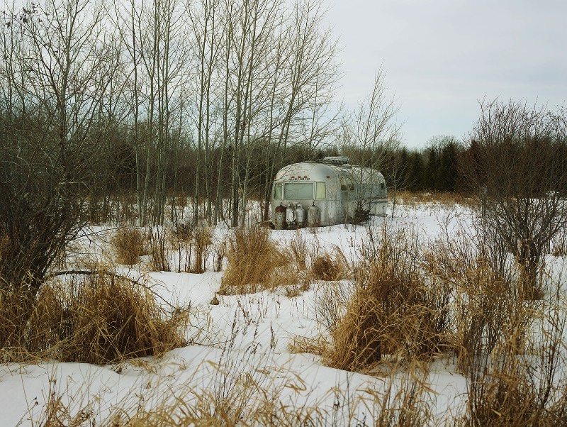 Entre 2017 e 2017, o fotógrafo Josef Hoflehner documentou o mundo que existe fora das grandes cidades americanas em Roadside America. Aquela zona periférica, antes da cidade acabar, é aqui que o fotógrafo encontra carros abandonados, caminhos cobertos de neve e placas que apontam para lugar algum.