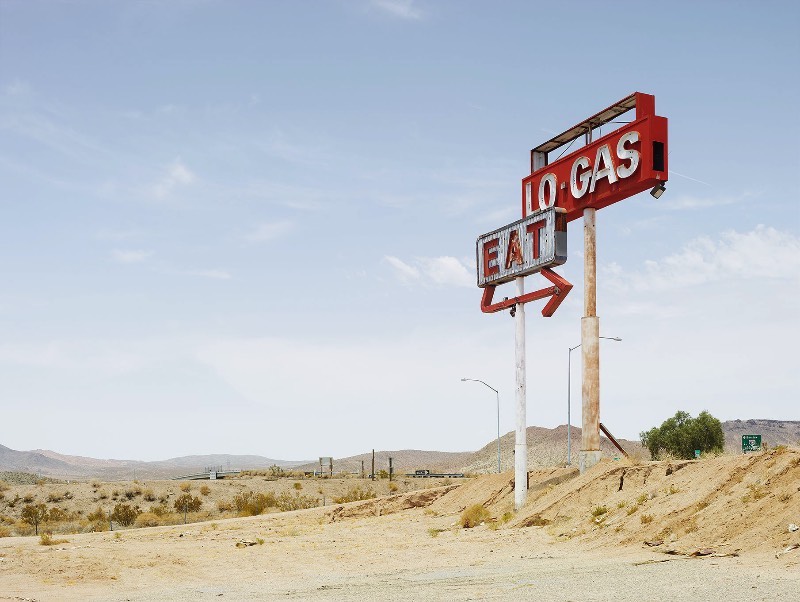 Entre 2017 e 2017, o fotógrafo Josef Hoflehner documentou o mundo que existe fora das grandes cidades americanas em Roadside America. Aquela zona periférica, antes da cidade acabar, é aqui que o fotógrafo encontra carros abandonados, caminhos cobertos de neve e placas que apontam para lugar algum.