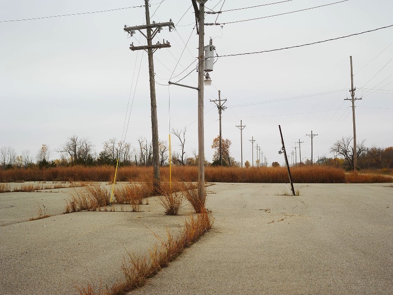 Entre 2017 e 2017, o fotógrafo Josef Hoflehner documentou o mundo que existe fora das grandes cidades americanas em Roadside America. Aquela zona periférica, antes da cidade acabar, é aqui que o fotógrafo encontra carros abandonados, caminhos cobertos de neve e placas que apontam para lugar algum.