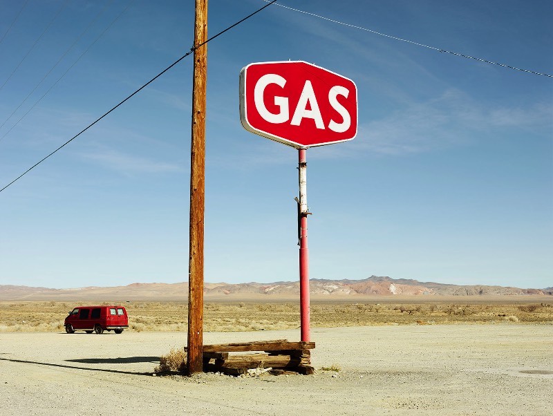Entre 2017 e 2017, o fotógrafo Josef Hoflehner documentou o mundo que existe fora das grandes cidades americanas em Roadside America. Aquela zona periférica, antes da cidade acabar, é aqui que o fotógrafo encontra carros abandonados, caminhos cobertos de neve e placas que apontam para lugar algum.