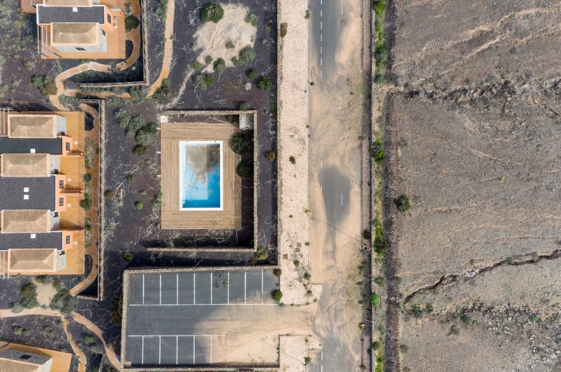 A Espanha foi um dos países mais afetados pela crise financeira que afetou a Europa há alguns anos. Foram os resultados dessa crise que Markel Redondo resolveu documentar na sua série de fotografias chamada Sand Castles. 