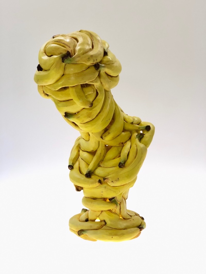 Koji Kasatani segue a tradição criativa daqueles que usam de muita técnica para criar obras que parecem de mentira. O artista japonês desafia seu conhecimento de cerâmicas e esculturas para recriar objetos como pneus, latas amassadas e caixas de papel. Tudo isso feito de cerâmica. 