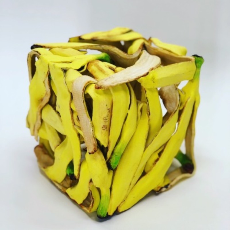 Koji Kasatani segue a tradição criativa daqueles que usam de muita técnica para criar obras que parecem de mentira. O artista japonês desafia seu conhecimento de cerâmicas e esculturas para recriar objetos como pneus, latas amassadas e caixas de papel. Tudo isso feito de cerâmica. 