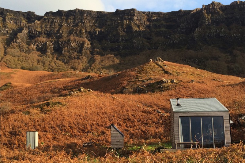 As imagens que você pode ver aqui fazem parte de um projeto de residência da ilha de Eigg onde David Lemm residiu durante um tempo como parte do Life Off the Grid. Esse projeto foi apoiado pela Universidade de Edinburgo e o The Bothy Project e aconteceu em 2014. Só me deparei com esses mapas de baixa resolução hoje mas achei tão interessante que fui obrigado a dar um espaço para essas imagens por aqui.
