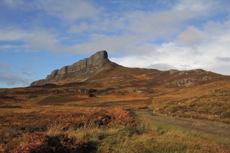 As imagens que você pode ver aqui fazem parte de um projeto de residência da ilha de Eigg onde David Lemm residiu durante um tempo como parte do Life Off the Grid. Esse projeto foi apoiado pela Universidade de Edinburgo e o The Bothy Project e aconteceu em 2014. Só me deparei com esses mapas de baixa resolução hoje mas achei tão interessante que fui obrigado a dar um espaço para essas imagens por aqui.