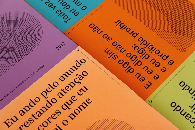 Tipoversos é uma série de cartazes que apresentam trechos de músicas brasileiras, acompanhadas de ilustrações abstratas em linhas. Produzidos entre 2018 e 2019, o material que você pode ver aqui faz parte das 15 canções escolhidas pelo pessoal do Vertentes Coletivo baseado no gosto musical deles. Porém, a escolha não ficou restrita nisso e acabou servindo para dialogar com a realidade atual do Brasil.