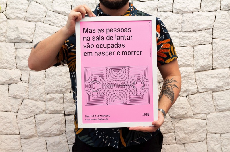 Tipoversos é uma série de cartazes que apresentam trechos de músicas brasileiras, acompanhadas de ilustrações abstratas em linhas. Produzidos entre 2018 e 2019, o material que você pode ver aqui faz parte das 15 canções escolhidas pelo pessoal do Vertentes Coletivo baseado no gosto musical deles. Porém, a escolha não ficou restrita nisso e acabou servindo para dialogar com a realidade atual do Brasil.
