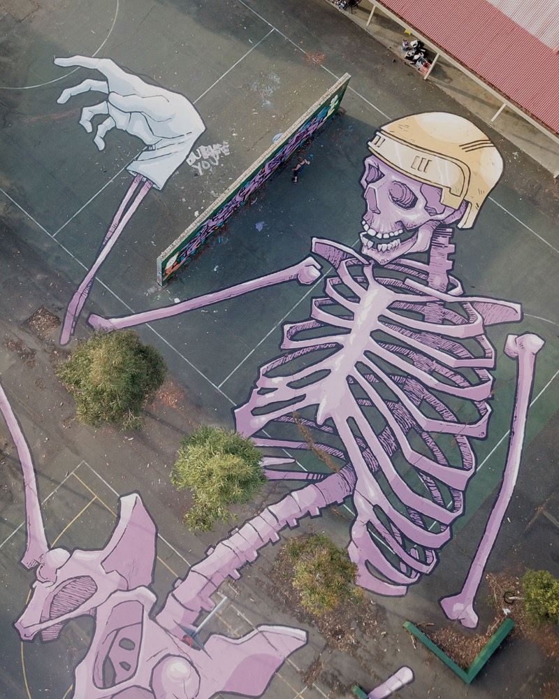 Kitt Bennett estudou ilustração e, desde sua graduação em 2014, ele passou a trabalhar como artista e muralista freelancer no Juddy Roller Studio. Com o trabalho que ele produziu desde então, ele já exibiu sua arte em várias exposições de grupo e acabou fazendo sua primeiro exposição solo em um banheiro público da Smith Street em 2015.
