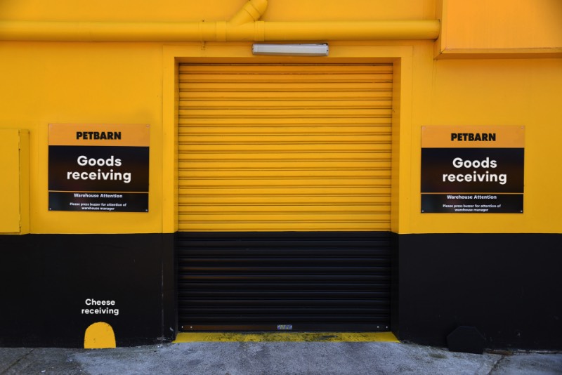 A Petbarn existe na Austrália desde o final dos anos setenta e se tornou um dos líderes de venda no mercado de animais de estimação por lá. São mais de 140 lojas pelo país que oferecem brinquedos, comida, suplementos, acessórios e tudo mais que você possa precisar para seu gato, cachorro, pássaro, réptil ou sei lá o que você pode ter. 