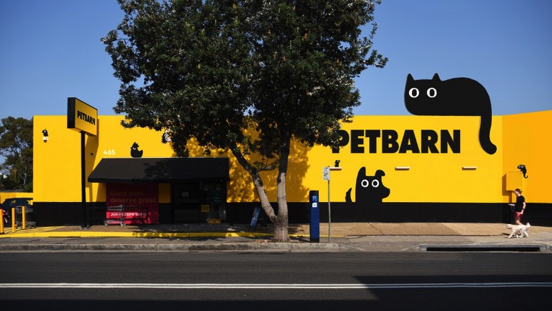 A Petbarn existe na Austrália desde o final dos anos setenta e se tornou um dos líderes de venda no mercado de animais de estimação por lá. São mais de 140 lojas pelo país que oferecem brinquedos, comida, suplementos, acessórios e tudo mais que você possa precisar para seu gato, cachorro, pássaro, réptil ou sei lá o que você pode ter. 