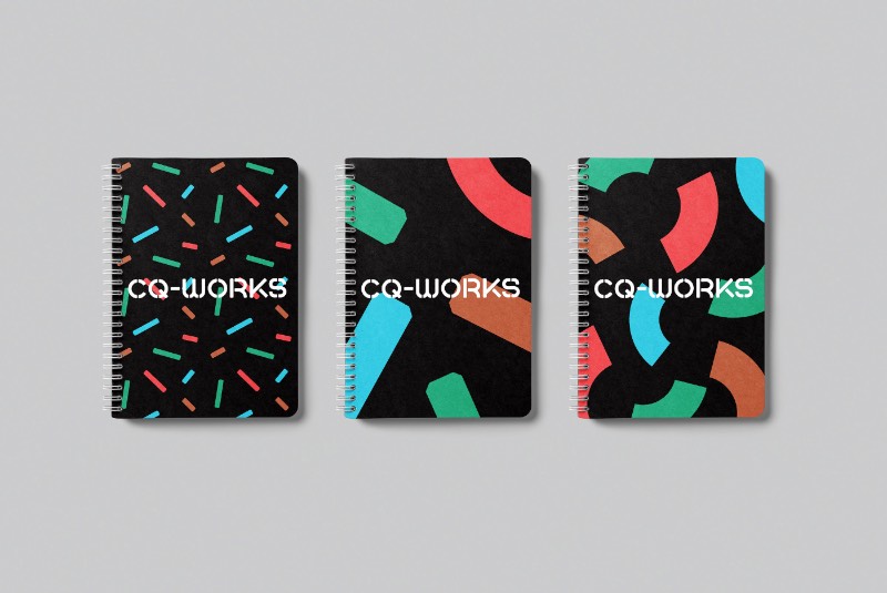 CQ-Works é um espaço colaborativo para pessoas ambiciosas no coração da cidade de Derby, na Inglaterra. O local vem com quatro salas espaçosas que tem tudo que você pode precisar para trabalhar direito. Além das facilidades clássicas de todo co-working space, esse é um local para quem quer trabalhar de forma inteligente. E foi isso que acabou sendo refletido na identidade visual que você pode ver logo abaixo.