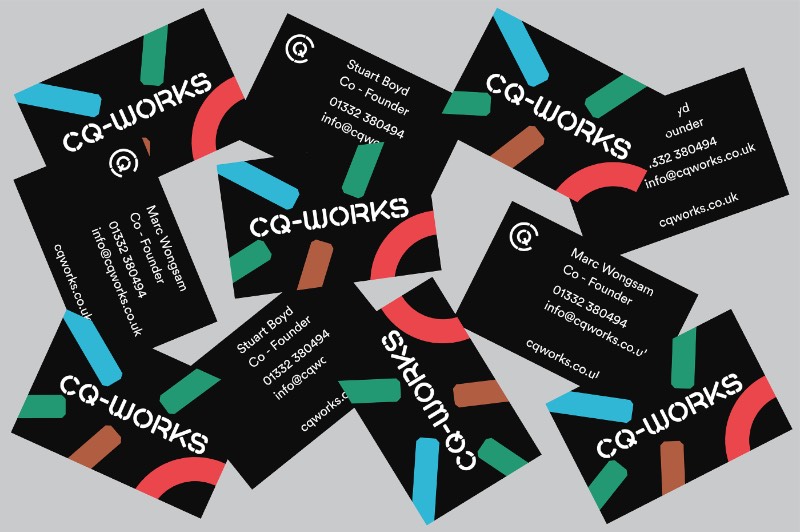 CQ-Works é um espaço colaborativo para pessoas ambiciosas no coração da cidade de Derby, na Inglaterra. O local vem com quatro salas espaçosas que tem tudo que você pode precisar para trabalhar direito. Além das facilidades clássicas de todo co-working space, esse é um local para quem quer trabalhar de forma inteligente. E foi isso que acabou sendo refletido na identidade visual que você pode ver logo abaixo.