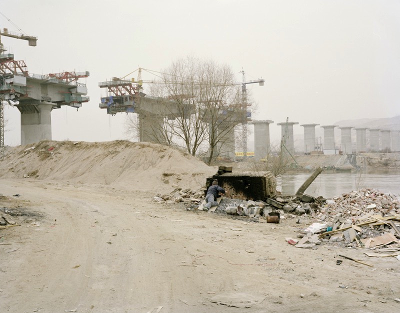 Com sua fotografia, Zhang Kechun documenta a beleza e a destruição do segundo maior rio da China. Em uma série de fotos que recebeu o nome do rio, The Yellow River captura as vastas paisagens e cenários as margens do rio e como a natureza local está desaparecendo por culpa da crescente industrialização e a degradação ambiental. É isso que você vai pode ver nas imagens que selecionei logo abaixo.