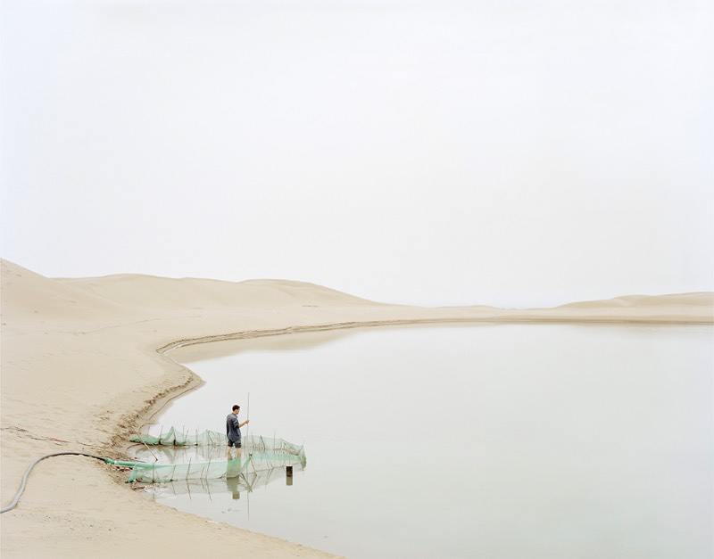 Com sua fotografia, Zhang Kechun documenta a beleza e a destruição do segundo maior rio da China. Em uma série de fotos que recebeu o nome do rio, The Yellow River captura as vastas paisagens e cenários as margens do rio e como a natureza local está desaparecendo por culpa da crescente industrialização e a degradação ambiental. É isso que você vai pode ver nas imagens que selecionei logo abaixo.