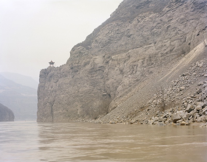 Com sua fotografia, Zhang Kechun documenta a beleza e a destruição do segundo maior rio da China. Em uma série de fotos que recebeu o nome do rio, The Yellow River captura as vastas paisagens e cenários as margens do rio e como a natureza local está desaparecendo por culpa da crescente industrialização e a degradação ambiental. É isso que você vai pode ver nas imagens que selecionei logo abaixo.