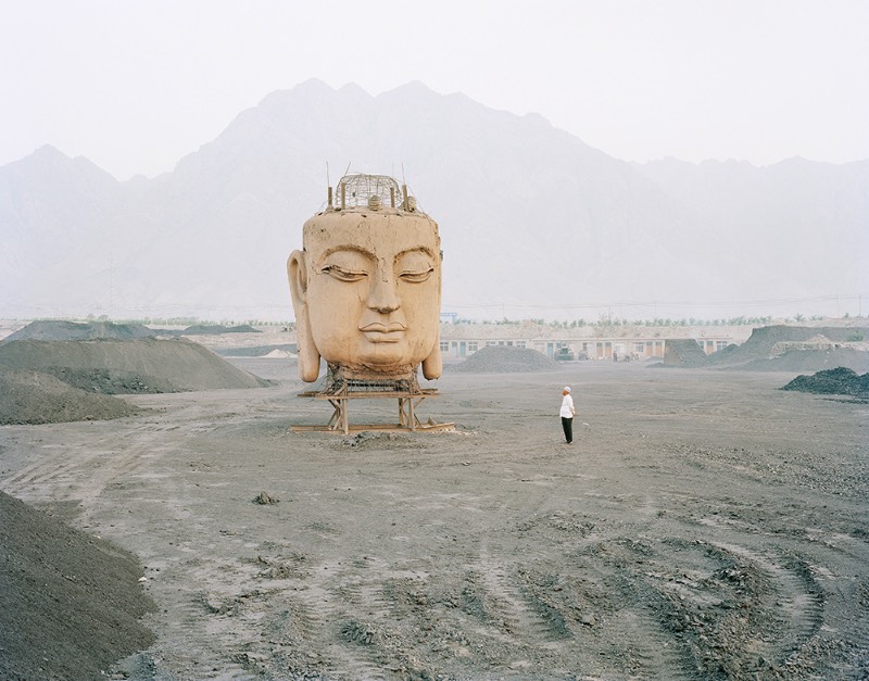 Com sua fotografia, Zhang Kechun documenta a beleza e a destruição do segundo maior rio da China. Em uma série de fotos que recebeu o nome do rio, The Yellow River captura as vastas paisagens e cenários as margens do rio e como a natureza local está desaparecendo por culpa da crescente industrialização e a degradação ambiental. É isso que você vai pode ver nas imagens que selecionei logo abaixo.