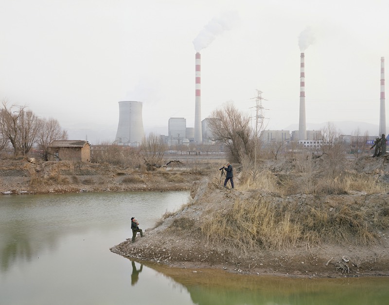 Com sua fotografia, Zhang Kechun documenta a beleza e a destruição do segundo maior rio da China. Em uma série de fotos que recebeu o nome do rio, The Yellow River captura as vastas paisagens e cenários as margens do rio e como a natureza local está desaparecendo por culpa da crescente industrialização e a degradação ambiental. É isso que você vai pode ver nas imagens que selecionei logo abaixo.