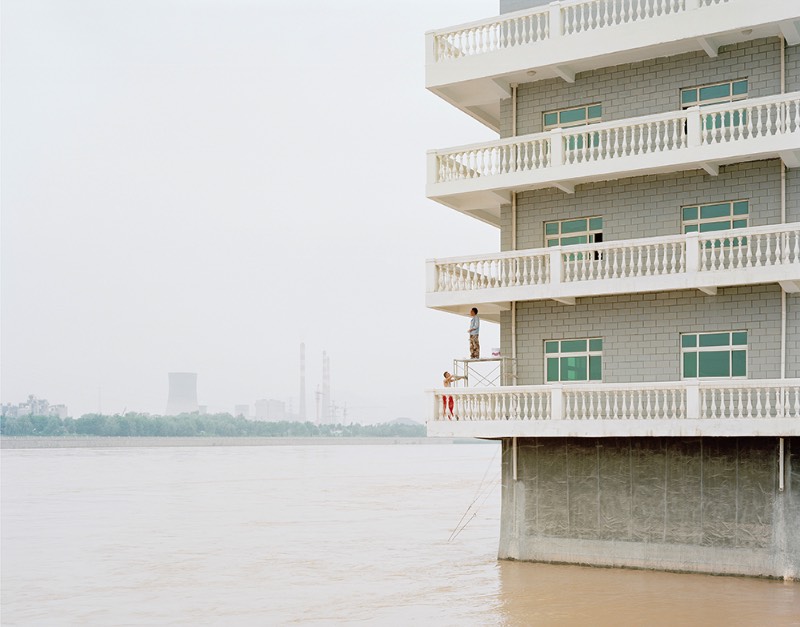 Com sua fotografia, Zhang Kechun documenta a beleza e a destruição do segundo maior rio da China. Em uma série de fotos que recebeu o nome do rio, The Yellow River captura as vastas paisagens e cenários as margens do rio e como a natureza local está desaparecendo por culpa da crescente industrialização e a degradação ambiental. É isso que você vai pode ver nas imagens que selecionei logo abaixo.