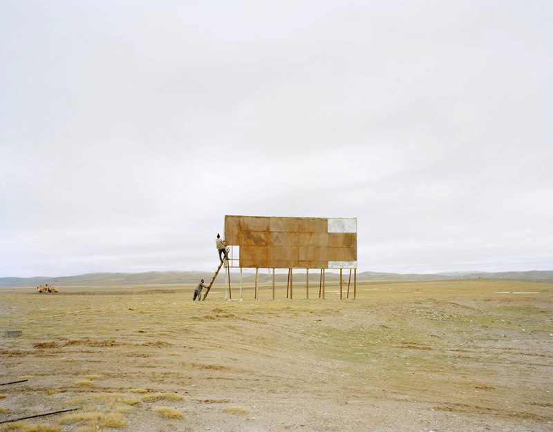 Com sua fotografia, Zhang Kechun documenta a beleza e a destruição do segundo maior rio da China. Em uma série de fotos que recebeu o nome do rio, The Yellow River captura as vastas paisagens e cenários as margens do rio e como a natureza local está desaparecendo por culpa da crescente industrialização e a degradação ambiental. É isso que você vai pode ver nas imagens que selecionei logo abaixo.