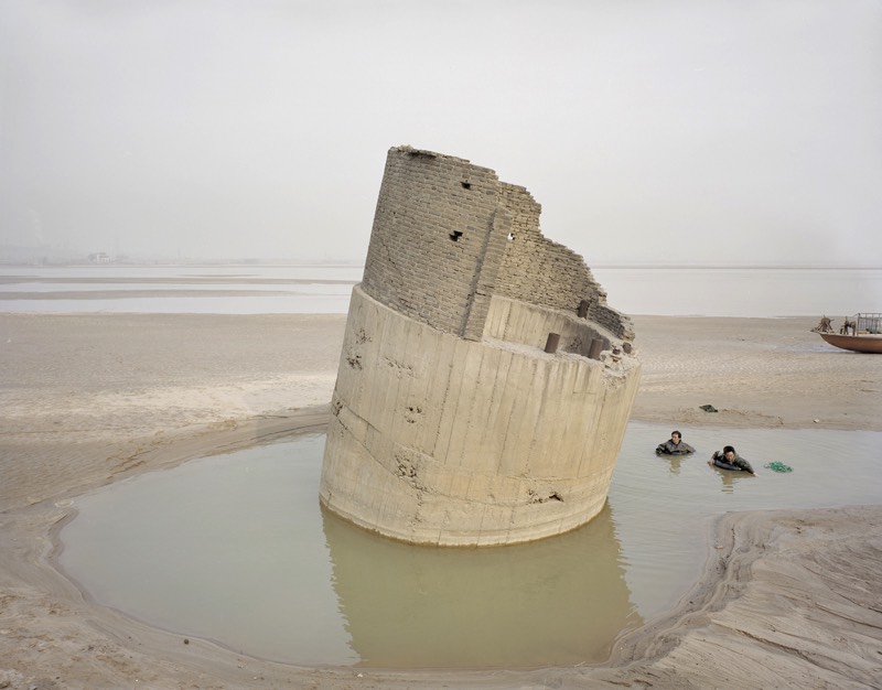 Com sua fotografia, Zhang Kechun documenta a beleza e a destruição do segundo maior rio da China. Em uma série de fotos que recebeu o nome do rio, The Yellow River captura as vastas paisagens e cenários as margens do rio e como a natureza local está desaparecendo por culpa da crescente industrialização e a degradação ambiental. É isso que você vai pode ver nas imagens que selecionei logo abaixo.